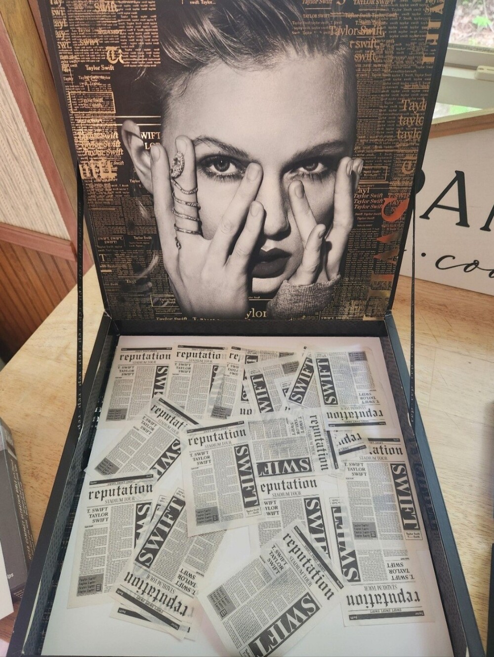 Taylor Swift VIP Reputation Box - Picture 3 of 7